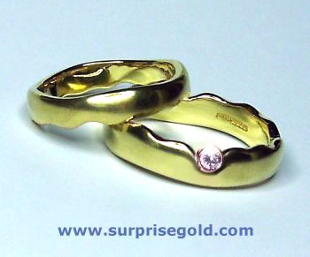 wedding ring pair in yellow gold or white gold, the mans with a diamond